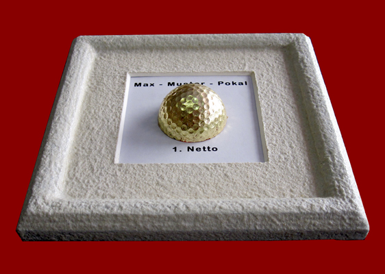 Golf 110-2 – Golfball mit Steinrahmen und Beschriftung
