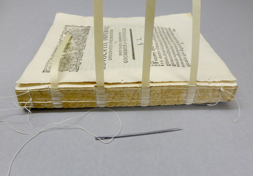 Pergamentband geheftet auf Pergamentbünden