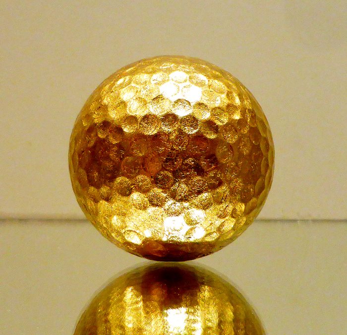 Golf 113 – Golfball in Schlagmetall